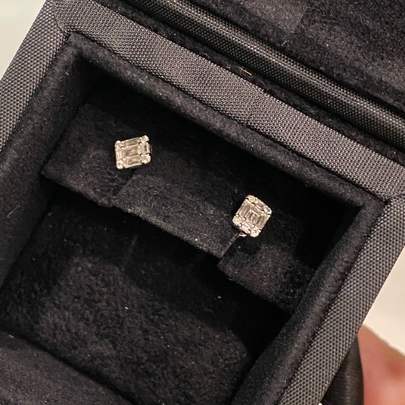 💎Ring Concierge Petite Emerald Illusion Studs💎 - Picture 4 of 10